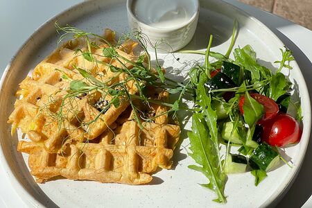 Картофельные вафли со сметаной