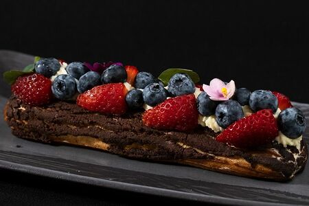 Эклер в мантии хрустящего кракелюра с заварным кремом и свежими ягодами