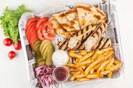 Грик сет с куриным бифтеки и сыром