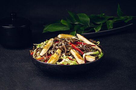 Соба с курицей в устричном соусе