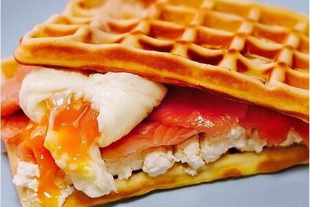 Вафли сырные с семгой и яйцом пашот