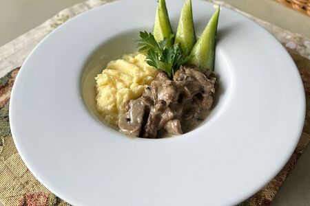 Бефстроганов из говядины с малосольным огурцом