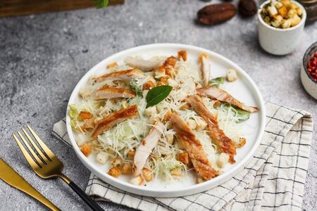 Салат Цезарь с курицей