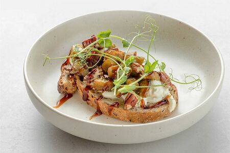 Бутер с баклажаном, страчателлой и орехом пекан