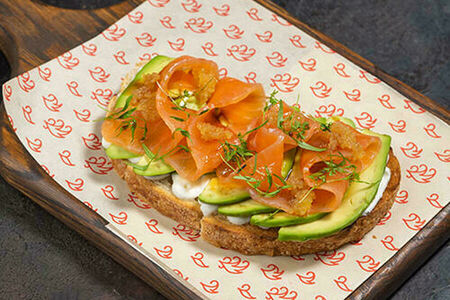 Брускетта с лососем, авокадо и щучьей икрой