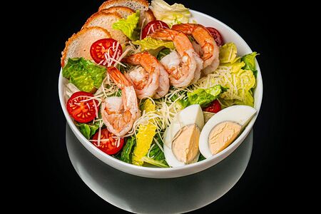 Салат Цезарь с креветками