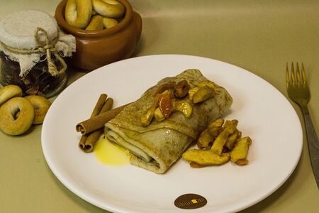 Блин с яблоком и курагой