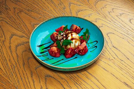 Буррата с томатами