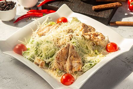 Салат Цезарь с курицей