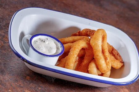 Кольца кальмара с соусом тартар