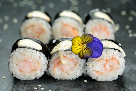 Малый ролл: креветка, ореховый соус