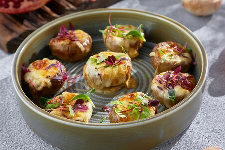 Шампиньоны с сыром сулугуни