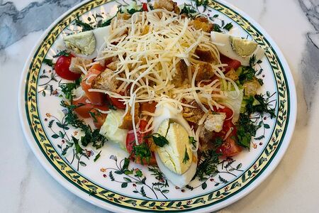 Салат Цезарь с форелью