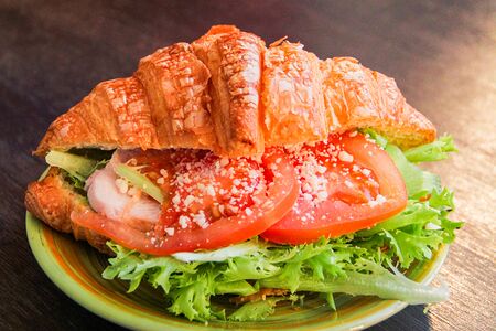 Круассанчик Цезарь с креветками