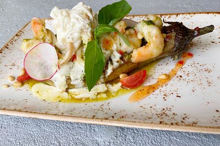 Запечённый баклажан с тёплым салатом из морепродуктов