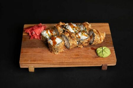 Горячий ролл с лососем