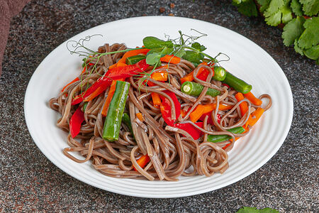 Гречневая лапша с овощами