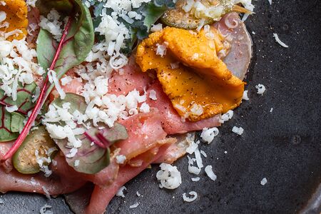 Ростбиф с пармезаном и соусом тоннато