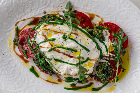 Томаты с бурратой и песто из эстрагона