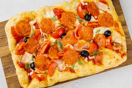 Пицца пепперони с беконом и маслинами