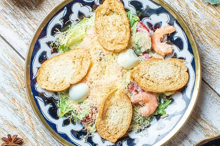 Салат Цезарь с креветками