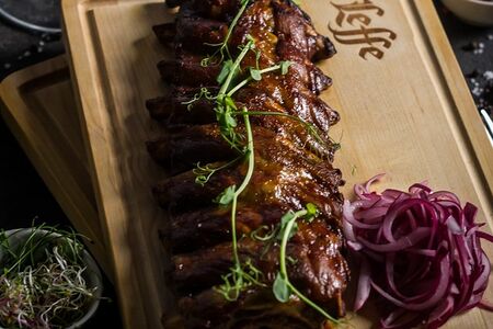 Свиные ребрышки в медовой глазури