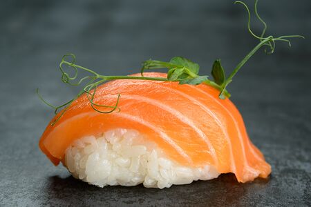 Суши с лососем