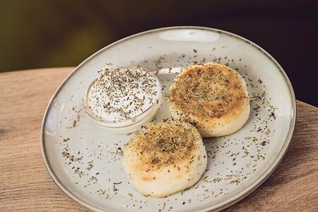 Сырники со сметаной и прованскими травами