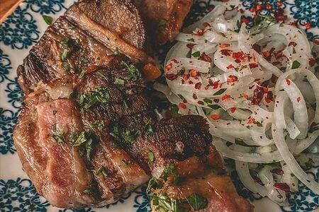 Язык говяжий кусочками в свином сале на мангале