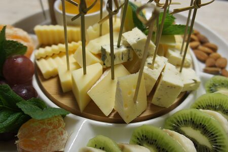 Сырная тарелка с медом и фруктами