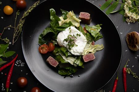 Салат с обжаренным тунцом