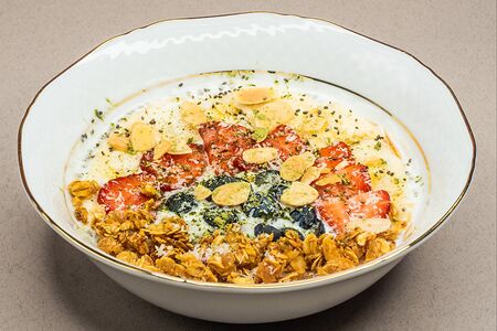 Боул с гранолой на кокосовом молоке