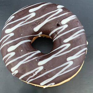 Донат с шоколадной начинкой