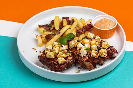 Рёбра в BBQ-глазури и карамельным попкорном