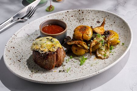 Медальон из говядины с горгонзолой, бэби-картофелем и грибами