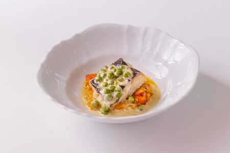 Черная треска с пюре из горошка и соусом берблан