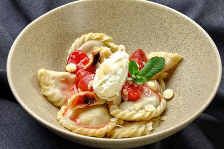 Вареники с клубникой и манго