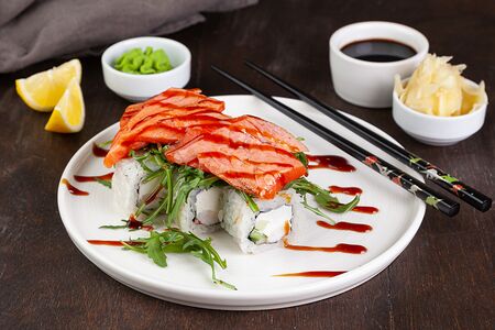 Ролл с опаленным лососем