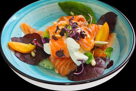 Семга слабого посола с листьями салата