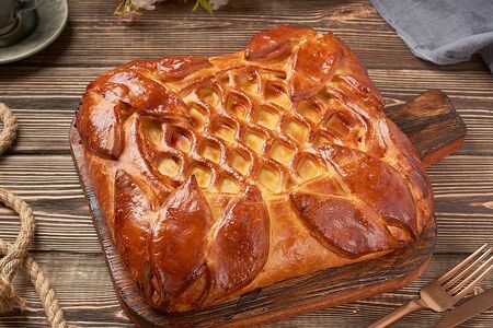 Пирог с мясом, яйцом и зелёным луком