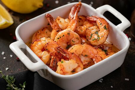 Ароматные креветки в чесночном масле