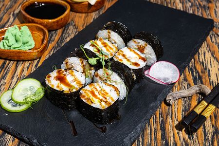 Угорь и авокадо