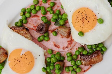 Глазунья с докторской колбасой и зеленым горошком