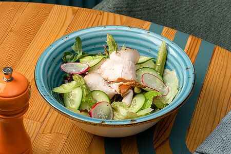 Салат с пастрами из индейки и спаржей