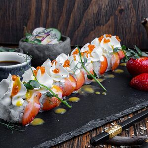 Лосось с клубникой и икрой