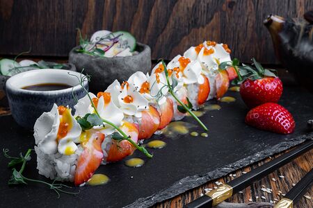 Лосось с клубникой и икрой