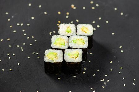 Ролл с авокадо