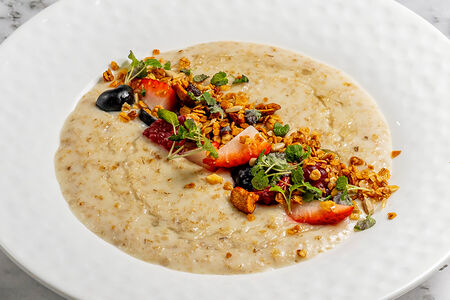 Овсяная каша с сезонными фруктами и ягодами