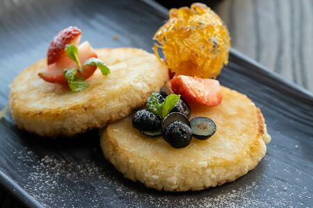 Сырники из деревенского творога со сметаной и клубникой