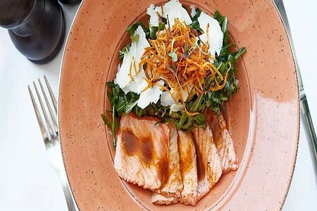 Фирменный салат с лососем